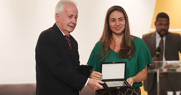Gerente do Senac Largo Treze, Andréia Sanson recebe placa em premiação Gerente do Senac Largo Treze, Andréia Sanson recebe placa em premiação