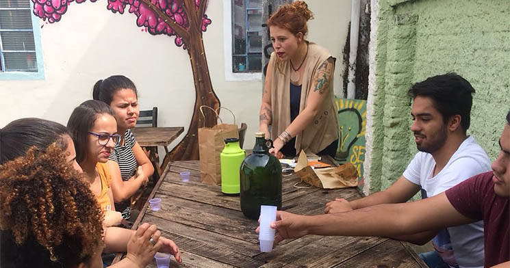 Jovens olhando para Mariana Hannickel, responsável pela Casinha Ocitocina Jovens olhando para Mariana Hannickel, responsável pela Casinha Ocitocina