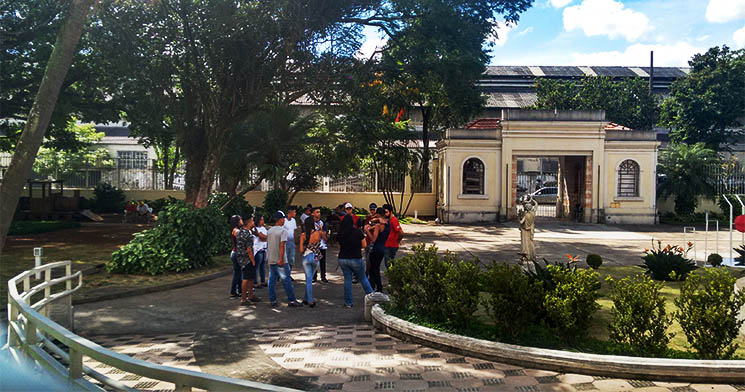 Alunos em frente ao Museu da Imigração Alunos em frente ao Museu da Imigração