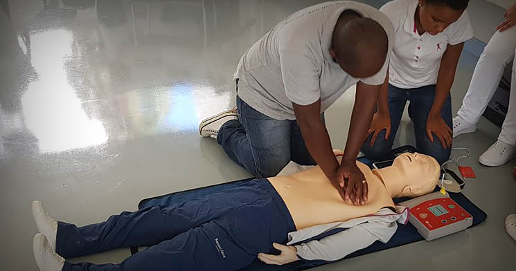 Homem simula manobra contra parada cardiorrespiratória em boneco Homem simula manobra contra parada cardiorrespiratória em boneco