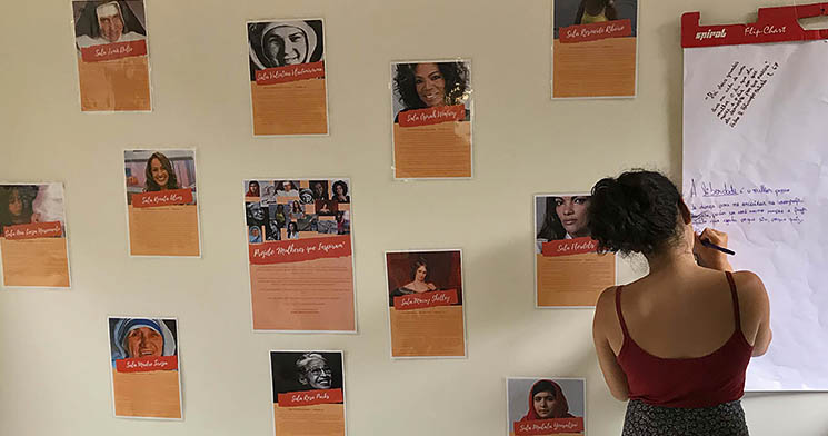Painel com as fotos e histórias de mulheres inspiradoras selecionadas pela turma Painel com as fotos e histórias de mulheres inspiradoras selecionadas pela turma