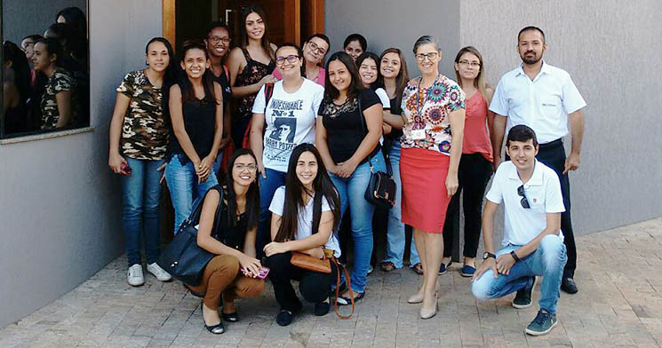 Alunos do curso Técnico em Recursos Humanos posam em grupo, sorridentes, em frente à Organização Condata após visita técnica Alunos do curso Técnico em Recursos Humanos posam em grupo, sorridentes, em frente à Organização Condata após visita técnica