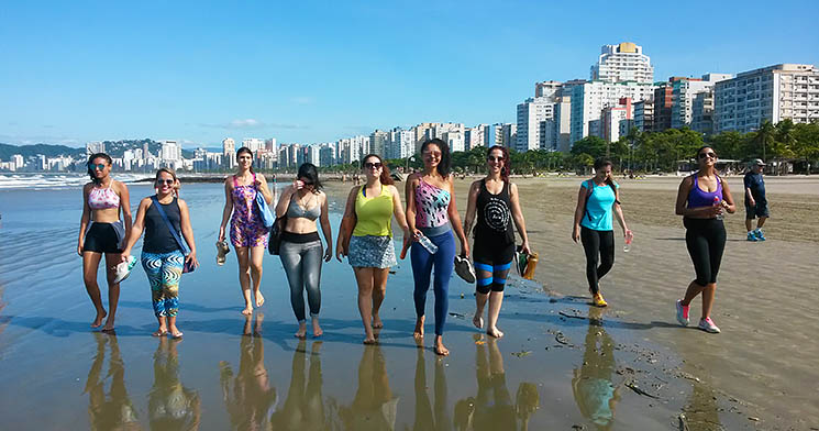 Alunas fazem caminhada na praia durante a aula Alunas fazem caminhada na praia durante a aula