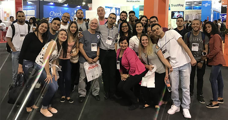 Alunos reunidos em corredor da Feira do Empreendedor Alunos reunidos em corredor da Feira do Empreendedor