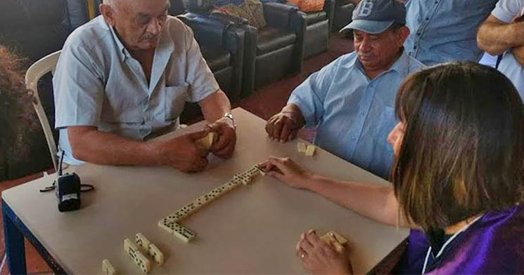 Idosos jogam dominó Idosos jogam dominó