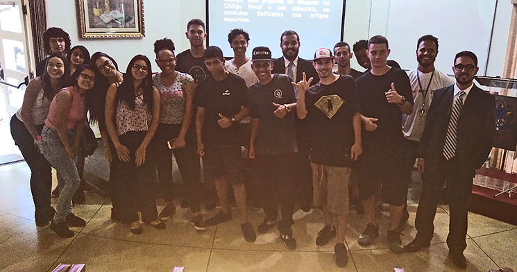 Alunos posam lado a lado em visita à OAB Alunos posam lado a lado em visita à OAB