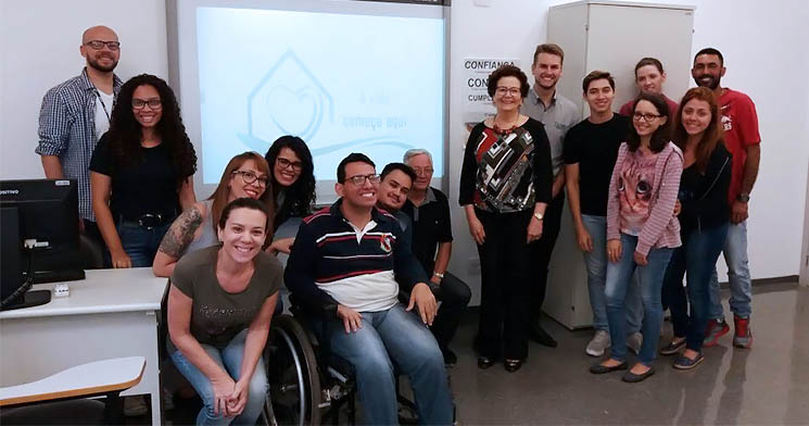 Alunos do Senac e equipe da Santa Casa reunidos lado a lado Alunos do Senac e equipe da Santa Casa reunidos lado a lado
