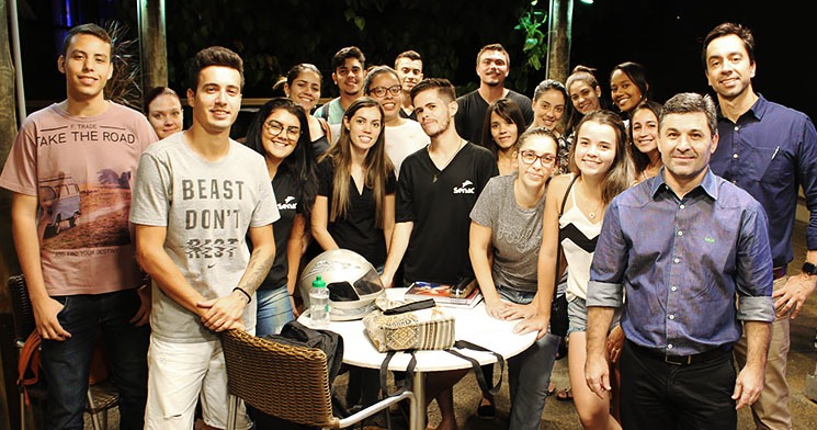 Alunos reunidos lado a lado Alunos reunidos lado a lado