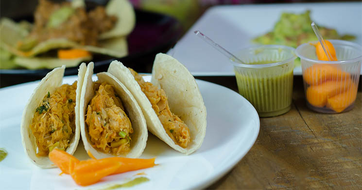 Tacos com guacamole ao lado Tacos com guacamole ao lado