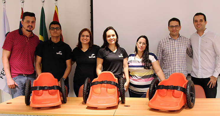 Da esquerda para direita -coordenador educacional Renato Bertoni, os alunos Luciano, Elielma, Josiane, Karina, o empreendedor Mario Alvitti e o docente Leonardo Da esquerda para direita -coordenador educacional Renato Bertoni, os alunos Luciano, Elielma, Josiane, Karina, o empreendedor Mario Alvitti e o docente Leonardo
