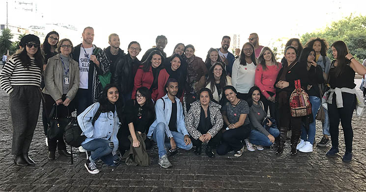 Turma do Técnico em Produção de Moda em hall de museu paulista Turma do Técnico em Produção de Moda em hall de museu paulista