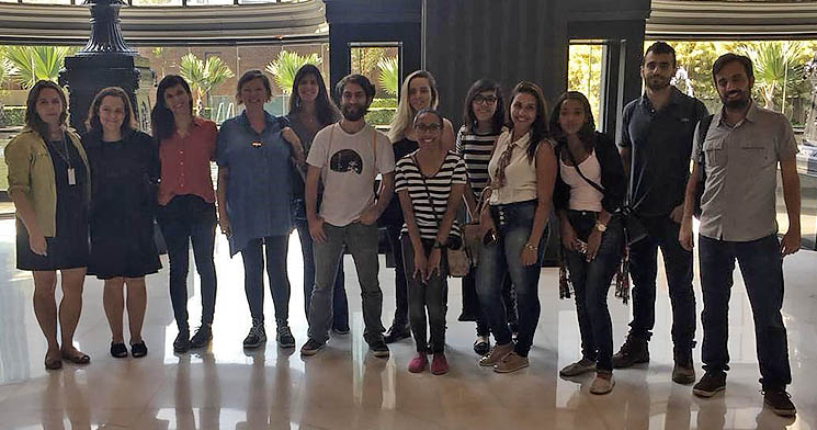 Alunos reunidos lado a lado no hall do edifício Pátio Victor Malzoni Alunos reunidos lado a lado no hall do edifício Pátio Victor Malzoni
