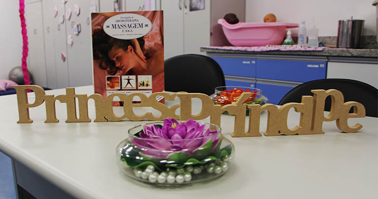 Mesa com flores e letreiros escritos princesa e príncipe Mesa com flores e letreiros escritos princesa e príncipe