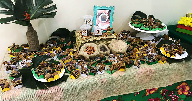 Mesa decorada com castanhas e outros alimentos Mesa decorada com castanhas e outros alimentos