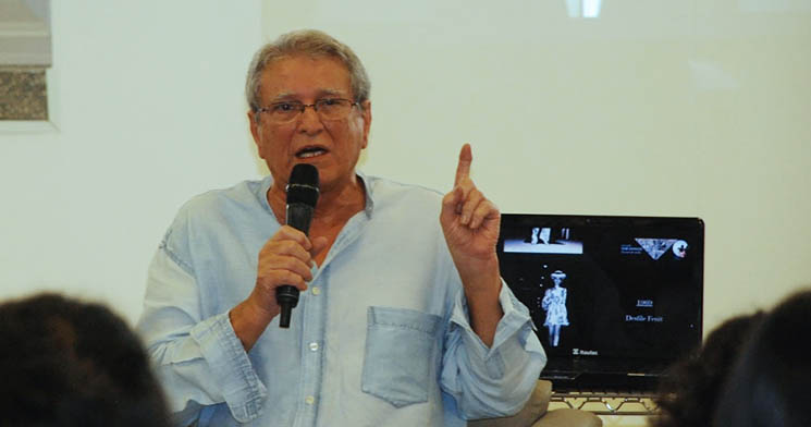 José Gayegos fala em microfone durante abertura da exposição José Gayegos fala em microfone durante abertura da exposição
