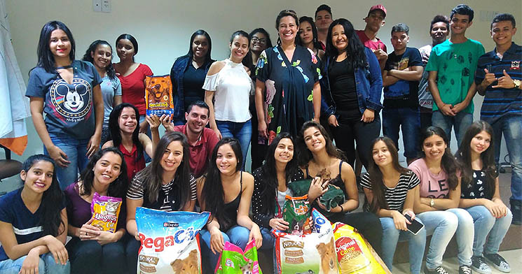 Alunos de Bauru reunidos lado a lado Alunos de Bauru reunidos lado a lado