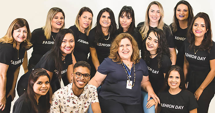 Alunos reunidos com docente Alunos reunidos com docente