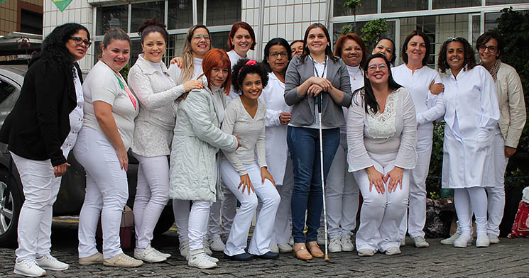 Alunas em frente à instituição Lar das Moças Cegas Alunas em frente à instituição Lar das Moças Cegas