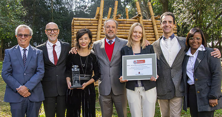 Darcio Sayad Maia, Superintendente Administrativo do Senac São Paulo, Mario Valle e Andreza Matsumoto (segurando o prêmio), Laercio Fernandes Marques, Estela Schreiner (segurando a placa), Ricardo Levy, Izete Malaquias Darcio Sayad Maia, Superintendente Administrativo do Senac São Paulo, Mario Valle e Andreza Matsumoto (segurando o prêmio), Laercio Fernandes Marques, Estela Schreiner (segurando a placa), Ricardo Levy, Izete Malaquias