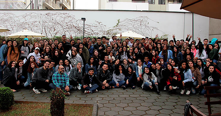 Aprendizes e docentes reunidos em área externa do Senac Largo Treze Aprendizes e docentes reunidos em área externa do Senac Largo Treze