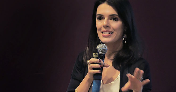 Lucila Turqueto fala em microfone Lucila Turqueto fala em microfone