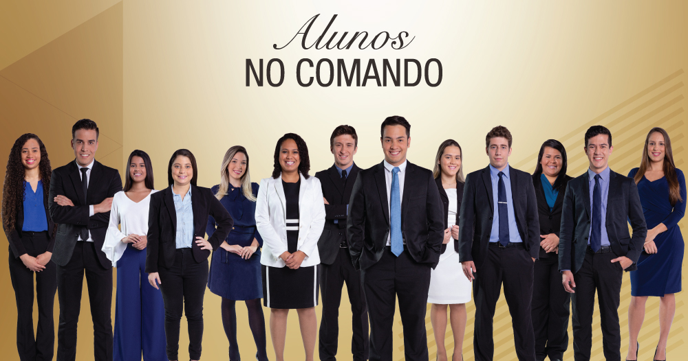 Alunos vestidos com roupa social em tons de preto, branco e azul Alunos vestidos com roupa social em tons de preto, branco e azul