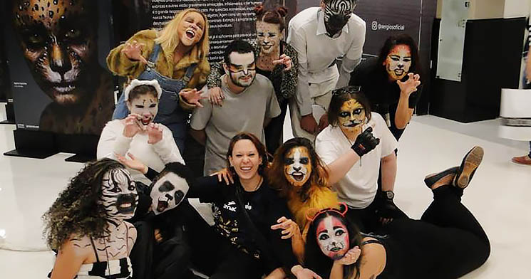Alunos reunidos maquiados de animais Alunos reunidos maquiados de animais