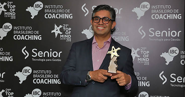 Maurício Pedro, gerente do Atendimento Corporativo do Senac São Paulo, com o troféu recebido Maurício Pedro, gerente do Atendimento Corporativo do Senac São Paulo, com o troféu recebido