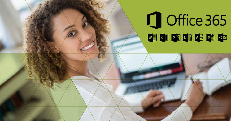 Mulher sorri ao lado de imagem do Office 365 Mulher sorri ao lado de imagem do Office 365
