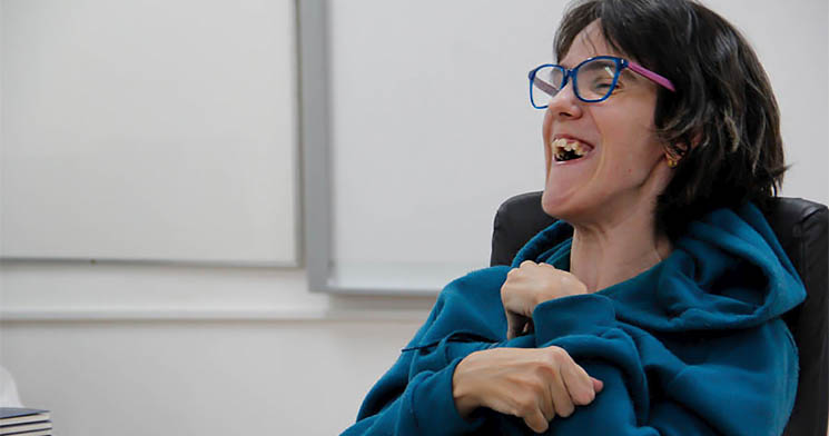 Mulher com deficiência física sorri Mulher com deficiência física sorri