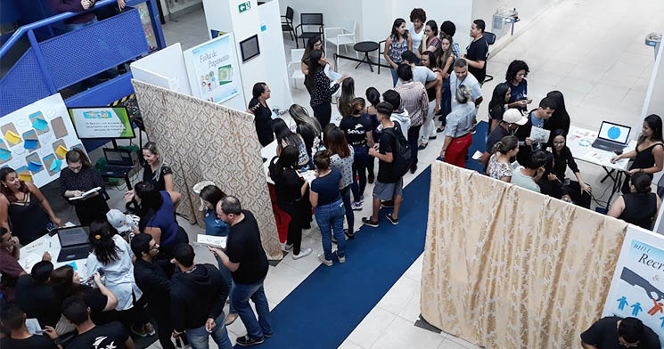Alunos apresentam jogos a visitantes em stands organizados no hall do Senac Santos Alunos apresentam jogos a visitantes em stands organizados no hall do Senac Santos