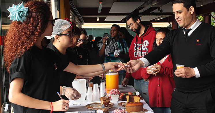 Alunos servem convidados Alunos servem convidados
