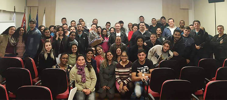 Alunos posam para foto no auditório do Senac Botucatu Alunos posam para foto no auditório do Senac Botucatu