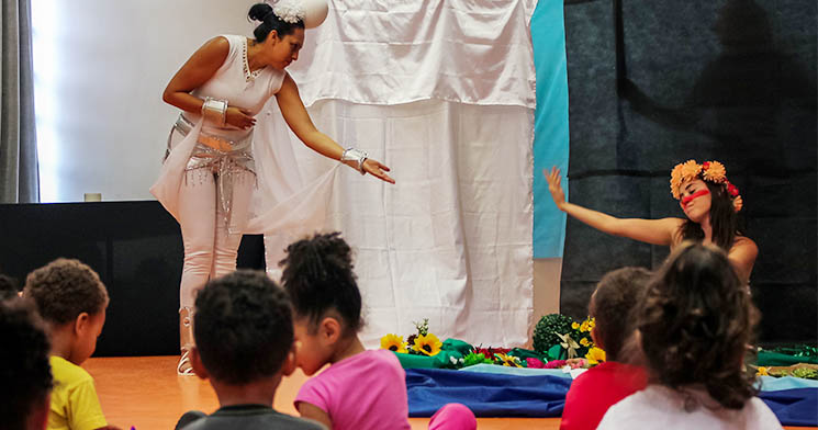 Duas mulheres apresentam espetáculo cultural para crianças Duas mulheres apresentam espetáculo cultural para crianças