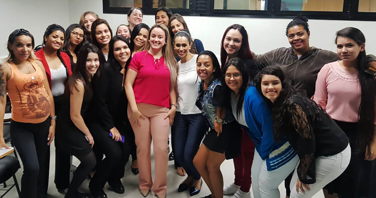 Alunas do Técnico em Secretariado posam para foto em sala de aula juntamente com a profissional Adriana Onofre Alunas do Técnico em Secretariado posam para foto em sala de aula juntamente com a profissional Adriana Onofre