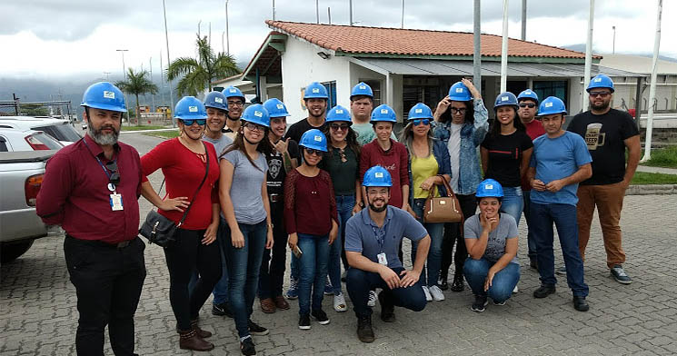 Alunos do curso Técnico em Logística posam com capacetes em frente ao Porto de São Sebastião Alunos do curso Técnico em Logística posam com capacetes em frente ao Porto de São Sebastião