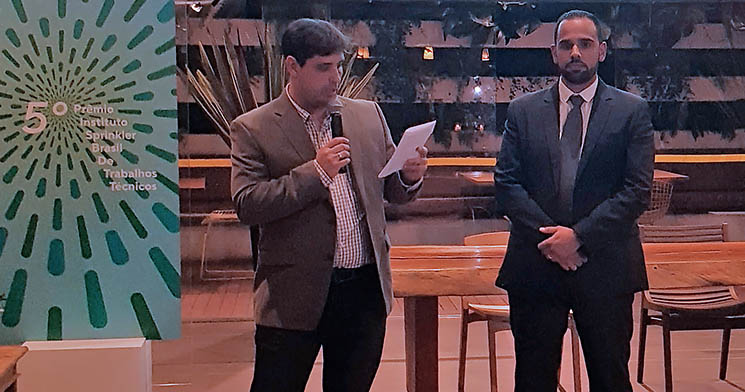 O ex-aluno Daniel, à direita, durante a solenidade de premiação O ex-aluno Daniel, à direita, durante a solenidade de premiação