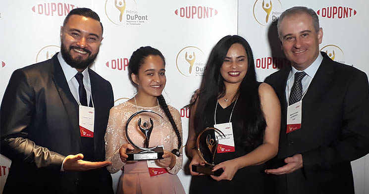 Alunas posam com troféu do Prêmio DuPont Alunas posam com troféu do Prêmio DuPont