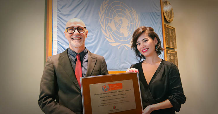 Andreza Matsumoto e Mario Valle seguram placa recebida na ONU Andreza Matsumoto e Mario Valle seguram placa recebida na ONU