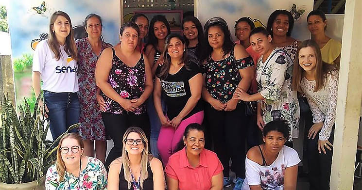 Turma reunida em frente ao lar escola Turma reunida em frente ao lar escola