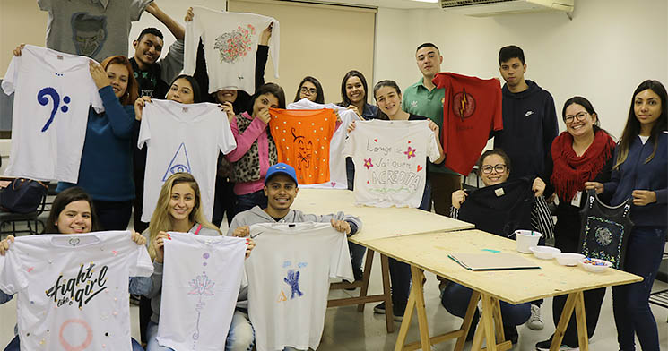 Alunos mostram camisetas que customizaram durante a ação Alunos mostram camisetas que customizaram durante a ação