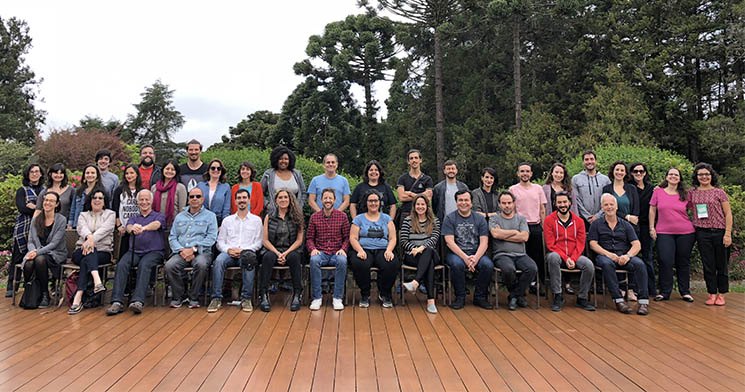 Todos os participantes do Laboratório Novas Histórias 2018 posam para foto em espaço do Grande Hotel com mata ao fundo Todos os participantes do Laboratório Novas Histórias 2018 posam para foto em espaço do Grande Hotel com mata ao fundo