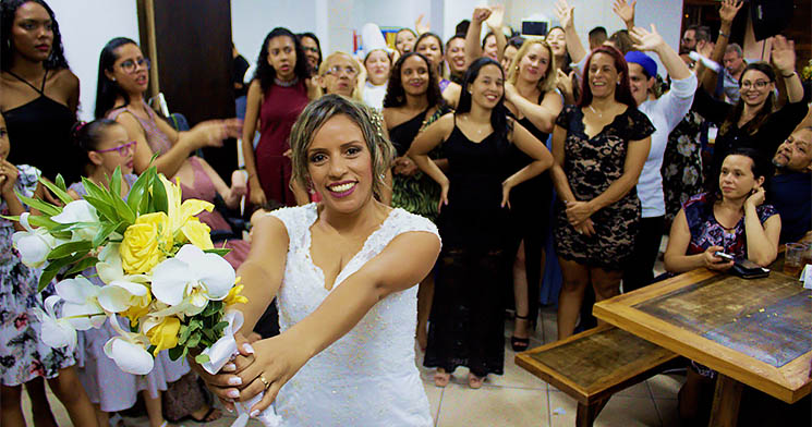Noiva Guatecira Lima se prepara para jogar buquê de flores para convidadas do casamento Noiva Guatecira Lima se prepara para jogar buquê de flores para convidadas do casamento
