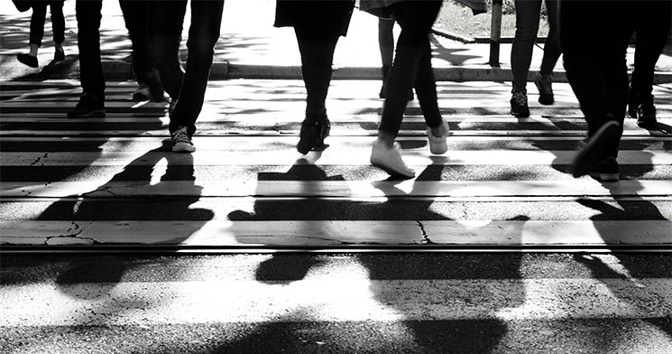 Foto em preto e branco de pernas de pessoas atravessando faixa de pedestre Foto em preto e branco de pernas de pessoas atravessando faixa de pedestre