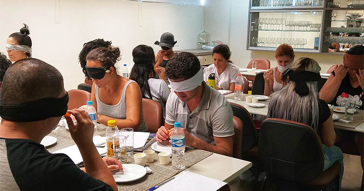 Alunos degustam alimentos com olhos vendados Alunos degustam alimentos com olhos vendados