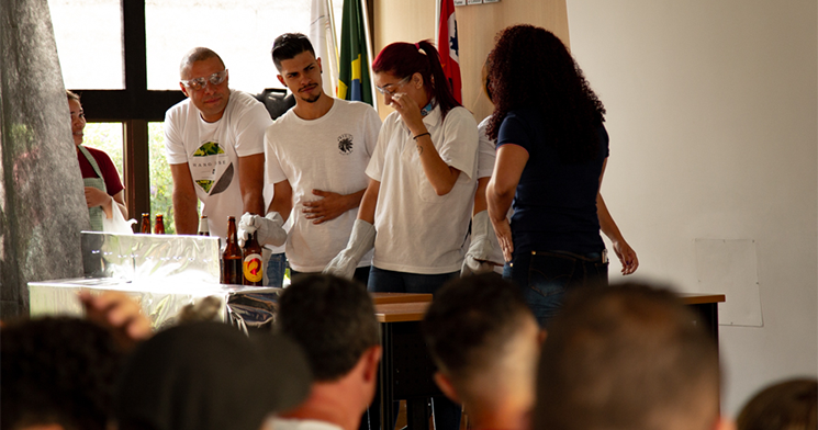 Grupo de alunos interpretam peça teatral Grupo de alunos interpretam peça teatral