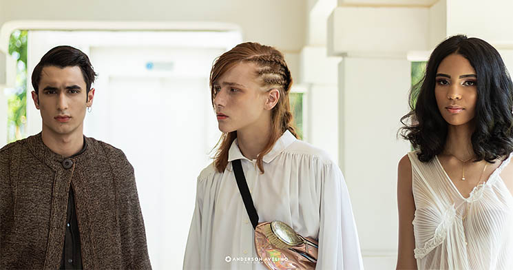 Dois homens e uma mulher posam com looks produzidos por alunos Dois homens e uma mulher posam com looks produzidos por alunos