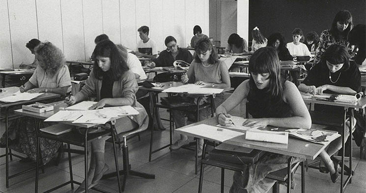 Foto preto e branco de aula da primeira turma do curso Técnico em Estilismo de Moda, em 1989. Acervo do Centro de Memória Senac São Paulo Foto preto e branco de aula da primeira turma do curso Técnico em Estilismo de Moda, em 1989. Acervo do Centro de Memória Senac São Paulo