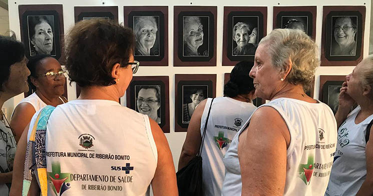 Mulheres olham para fotos na exposição Mulheres olham para fotos na exposição