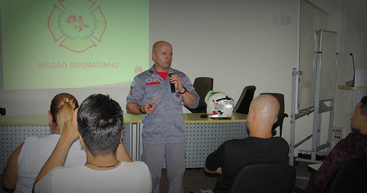 Cabo Wolnei fala ao público da palestra no Senac Bauru Cabo Wolnei fala ao público da palestra no Senac Bauru